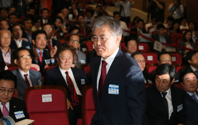 <YONHAP PHOTO-2455> 중앙위 단상 오르는 문재인 (서울=연합뉴스) 진성철 기자 = 새정치민주연합 문재인 대표가 16일 국회 의원회관에서 열린 제2차 중앙위원회의에서 인사말하기 위해 단상에 오르고 있다. 2015.9.16 zjin@yna.co.kr/2015-09-16 15:02:38/ <저작권자 ⓒ 1980-2015 ㈜연합뉴스. 무단 전재 재배포 금지.>
New Politics Alliance for Democracy chairman Rep. Moon Jae-in walks up to a podium Wednesday to deliver a speech at the party’s central committee meeting on a proposed reform package at the National Assembly. (Related story on Page 3)    Yonhap