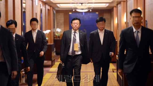 신동빈 롯데그룹 회장이 17일 오후 국감 증인 출석을 앞두고 이날 오전 서울 소공동 롯데호텔에서 열린 ABC(Asia Business Council) 포럼에 참석하기 위해 포럼장으로 들어가고 있다. ABC포럼은 아시아 기업 총수, 최고경영자(CEO) 등이 참석해 다양한 주제를 토론하는 모임으로, 올해는 우리나라가 개최국이다.  이상섭 기자/babtong@heraldcorp.com