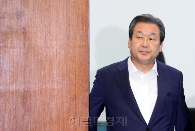 사진설명=김무성 새누리당 대표가 17일 오전 서울 여의도 국회에서 열린 최고위원회의에 참석하고 있다. 박해묵 기자/mook@heraldcorp.com