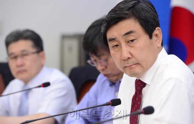 이종걸 새정치민주연합 원내대표가 17일 오전 서울 여의도 국회에서 열린 국감대책회의에서 참석의원들의 발언을 굳은 표정으로 경청하고 있다. 박해묵 기자/mook@heraldcorp.com