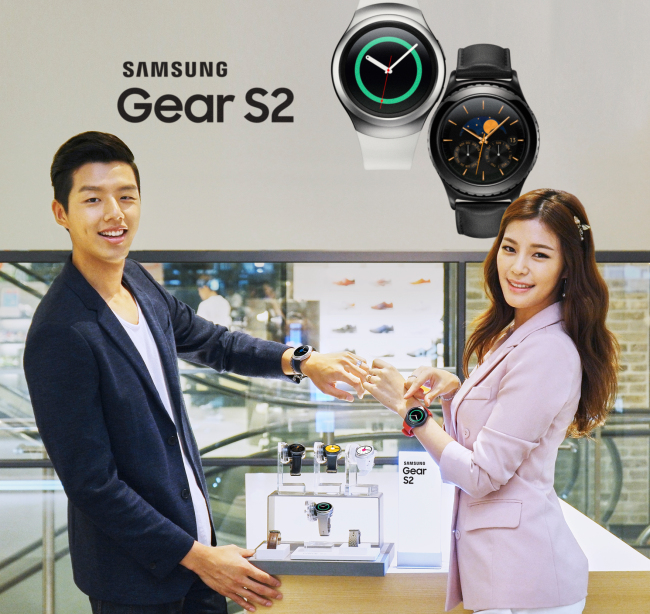 SAMSUNG SMARTWATCH TO HIT SHELVES-- Tech giant Samsung Electronics said Thursday it would receive preorders for the Samsung Gear S2 from Friday in Seoul through the firm‘s online shop. The latest wearable device features a round face and a rotating bezel to control functions. Starting from mobile carrier KT, wireless carriers will also receive preorders from this week.　(Samsung)