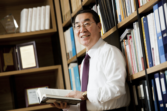 Anthropologist Choong Soon Kim, author of “Way Back into Korea” and president of the Cyber University of Korea. (Ilchokak)