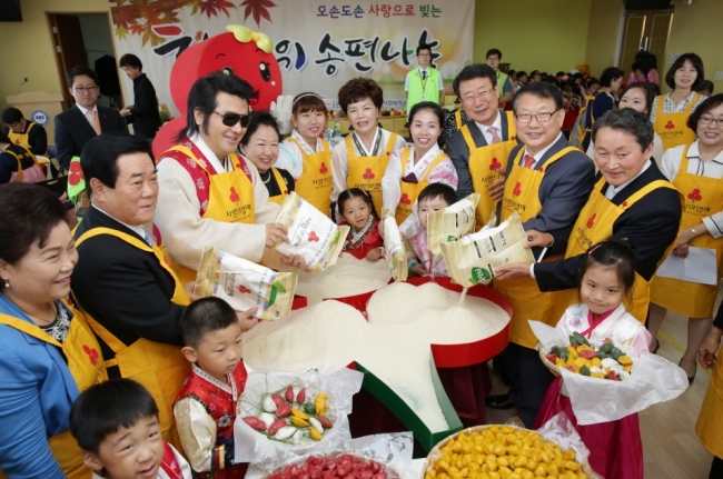 <YONHAP PHOTO-3041> '사랑의 송편 만들어요' (서울=연합뉴스) 17일 서울 성동구 성동문화복지회관에서 열린 '사랑의열매와 지역사회가 함께하는 한가위 송편나눔 행사'에서 서울사랑의열매 이연배 회장(왼쪽 네번째), 홍보대사 김보성 씨(왼쪽 세번째) 등 참석자들이 송편을 만들고 있다. 2015.9.17 << 서울사랑의열매 제공 >> photo@yna.co.kr/2015-09-17 17:17:19/ <저작권자 ⓒ 1980-2015 ㈜연합뉴스. 무단 전재 재배포 금지.>
<YONHAP PHOTO-3041> '사랑의 송편 만들어요' (서울=연합뉴스) 17일 서울 성동구 성동문화복지회관에서 열린 '사랑의열매와 지역사회가 함께하는 한가위 송편나눔 행사'에서 서울사랑의열매 이연배 회장(왼쪽 네번째), 홍보대사 김보성 씨(왼쪽 세번째) 등 참석자들이 송편을 만들고 있다. 2015.9.17 << 서울사랑의열매 제공 >> photo@yna.co.kr/2015-09-17 17:17:19/ <저작권자 ⓒ 1980-2015 ㈜연합뉴스. 무단 전재 재배포 금지.>