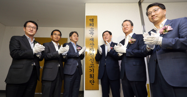 <YONHAP PHOTO-1457> 기재부, 역외소득·재산 자진신고기획단 현판식 (세종=연합뉴스) 배재만 기자 = 최경환 부총리 겸 기획재정부 장관이 17일 오전 정부세종청사 기재부에서 열린 역외소득·재산 자진신고기획단 현판식에 참석해 박수를 치고 있다. 왼쪽부터 단장인 문창용 세제실장, 김낙회 관세청장, 김주현 법무부 차관, 최 부총리, 임환수 국세청장, 진웅섭 금융감독원장. 2015.9.17 scoop@yna.co.kr http://blog.yonhapnews.co.kr/f6464/2015-09-17 11:30:18/ <저작권자 ⓒ 1980-2015 ㈜연합뉴스. 무단 전재 재배포 금지.>