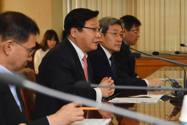 주형환 기획재정부 차관이 18일 서울 중구 은행회관에서 열린 거시경제금융회의에서 미국 연방공개시장위원회(FOMC)의 금리동결과 관련한 영향 및 대응방안에 대해 발언하고 있다. 이날 회의엔 주 차관과 김익주 국제금융센터원장, 장병화 한국은행 부총재, 고승범 금융위원회 사무처장, 박세춘 금융감독원 부원장이 참석했다.	 [기획재정부]