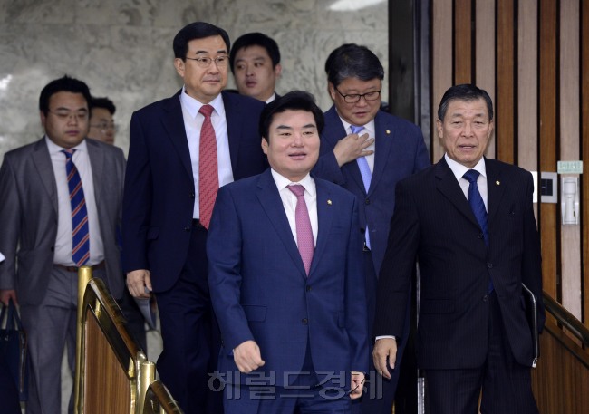 원유철 새누리당 원내대표가 18일 오전 국회에서 열린 국감대책회의에 참석하고 있다. 박해묵 기자/mook@heraldcorp.com