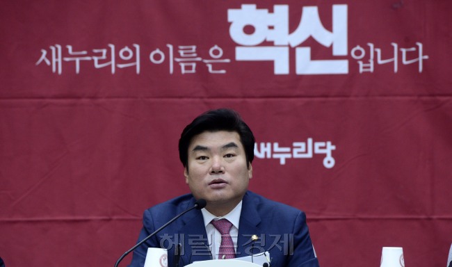 원유철 새누리당 원내대표가 18일 오전 국회에서 열린 국감대책회의에서 모두발언을 하고 있다. 박해묵 기자/mook@heraldcorp.com