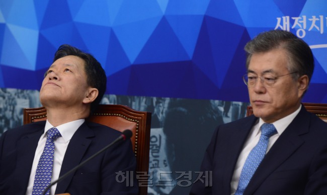 문재인 새정치민주연합 대표와 주승용 최고위원이 18일 오전 서울 여의도 국회에서 열린 최고위원회의에서 굳은 표정으로 최고위원들의 발언을 경청하고 있다. 박해묵 기자/mook@heraldcorp.com
문재인(오른쪽) 새정치민주연합 대표가 18일 오전 서울 여의도 국회에서 열린 최고위원회의에서 굳은 표정으로 최고위원들의 발언을 경청하고 있다. 옆자리의 주승용 최고위원이 답답한듯 하늘을 쳐다보고 있다. 박해묵 기자/mook@heraldcorp.com