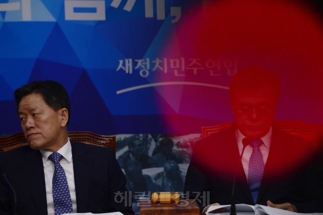문재인 새정치민주연합 대표와 주승용 최고위원이 18일 오전 서울 여의도 국회에서 열린 최고위원회의에서 굳은 표정으로 최고위원들의 발언을 경청하고 있다. 박해묵 기자/mook@heraldcorp.com