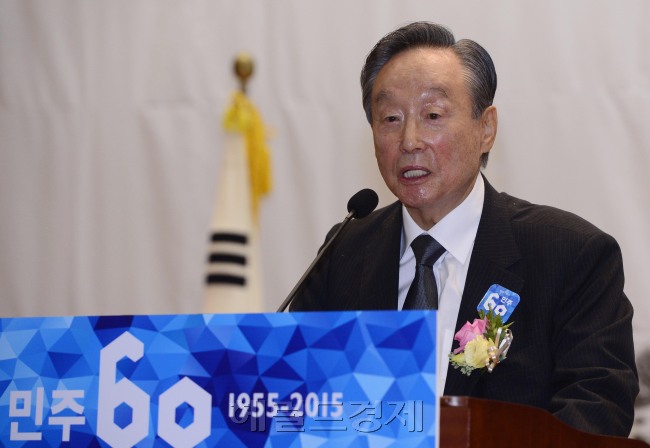 권노갑 새정치민주연합 상임고문이 18일 오전 서울 여의도 국회 의원회관 대회의실에 열린 창당 60주년 기념행사에 참석해 기념사를 하고 있다. 박해묵 기자/mook@heraldcorp.com