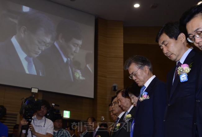 새정치민주연합 창당 60주년 기념행사가 18일 오전 서울 여의도 국회 의원회관 대회의실에서 열린 가운데 문재인 대표와 이종걸 원내대표가 순국선열에 대한 묵념을 하고 있다. 박해묵 기자/mook@heraldcorp.com
새정치민주연합 창당 60주년 기념행사가 18일 오전 서울 여의도 국회 의원회관 대회의실에서 열린 가운데 문재인 대표와 이종걸 원내대표가 순국선열에 대한 묵념을 하고 있다. 박해묵 기자/mook@heraldcorp.com
