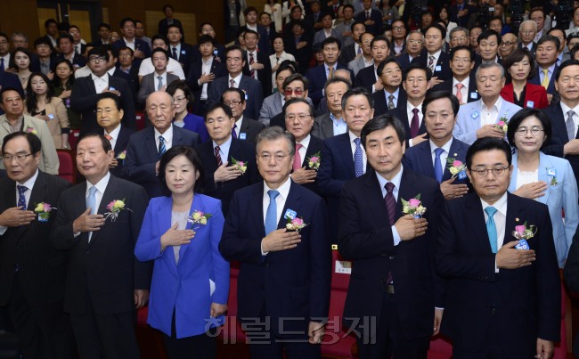새정치민주연합 창당 60주년 기념행사가 18일 오전 서울 여의도 국회 의원회관 대회의실에서 열린 가운데 문재인 대표와 이종걸 원내대표를 비롯한 참석인사들이 국민의례를 하고 있다. 박해묵 기자/mook@heraldcorp.com
새정치민주연합 창당 60주년 기념행사가 18일 오전 서울 여의도 국회 의원회관 대회의실에서 열린 가운데 문재인 대표와 이종걸 원내대표를 비롯한 참석인사들이 국민의례를 하고 있다. 박해묵 기자/mook@heraldcorp.com