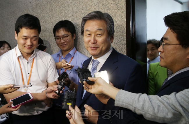 김무성 대표 새누리당 대표가 18일 오후 서울 여의도 국회 당대표회의실 앞에서 오픈프라이머리 관련 취재진의 질문에 답하고 있다. 박해묵 기자/mook@heraldcorp.com