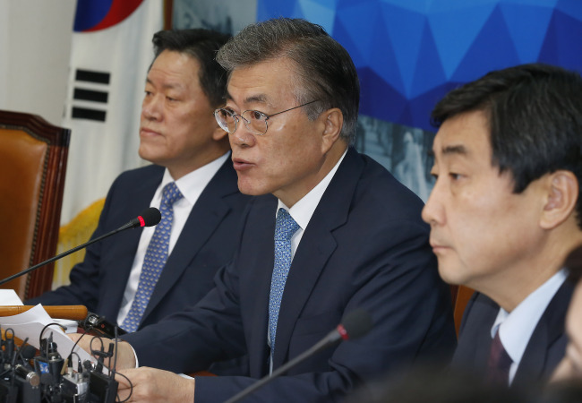 Rep. Moon Jae-in, leader of the main opposition New politics Alliance for Democracy, speaks during the party's Supreme Council meeting on Friday. (Yonhap)