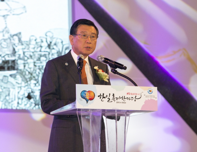 Kumho Asiana Group chairman Park Sam-koo makes a welcoming speech during the “2015 Korea-Japan Festival in Seoul,’’ held at the Coex, southern Seoul, on Sunday. He is in charge of the Korean organizing committee for the festival.   Kumho Asiana