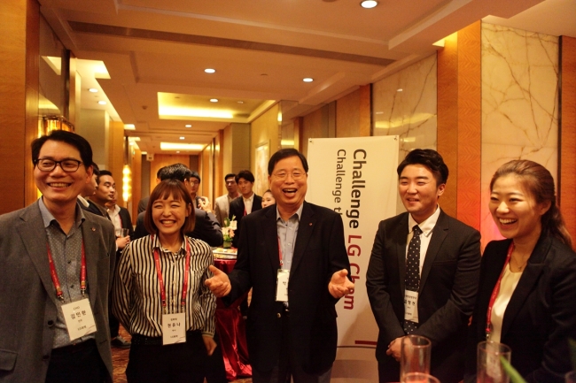 LG Chem CEO Park Jin-soo (third from left) and chief human resource officer Kim Min-hwan (first from left) talk with Chinese university students participating in the chemical firm’s recruiting event, held in Beijing over the weekend. (LG Chem)