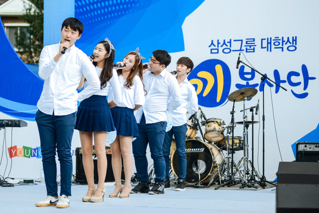 <YONHAP PHOTO-1673> 문화 봉사활동하는 삼성그룹 대학생 끼봉사단 (서울=연합뉴스) 삼성그룹 대학생 끼봉사단원들이 19일 오후 충남 부여군 석성면 삼신보육원을 찾아 아이들을 위한 문화 봉사활동을 하며 공연을 하고 있다. 지난 8월 출범한 삼성그룹 대학생 끼봉사단은 전국 대학가 문화, 예능 분야 대학생 동아리 40개 팀으로 이루어진 문화 봉사단이다. 2015.9.20 << 삼성그룹 제공 >> photo@yna.co.kr/2015-09-20 10:22:23/ <저작권자 ⓒ 1980-2015 ㈜연합뉴스. 무단 전재 재배포 금지.>
<YONHAP PHOTO-1673> 문화 봉사활동하는 삼성그룹 대학생 끼봉사단 (서울=연합뉴스) 삼성그룹 대학생 끼봉사단원들이 19일 오후 충남 부여군 석성면 삼신보육원을 찾아 아이들을 위한 문화 봉사활동을 하며 공연을 하고 있다. 지난 8월 출범한 삼성그룹 대학생 끼봉사단은 전국 대학가 문화, 예능 분야 대학생 동아리 40개 팀으로 이루어진 문화 봉사단이다. 2015.9.20 << 삼성그룹 제공 >> photo@yna.co.kr/2015-09-20 10:22:23/ <저작권자 ⓒ 1980-2015 ㈜연합뉴스. 무단 전재 재배포 금지.>