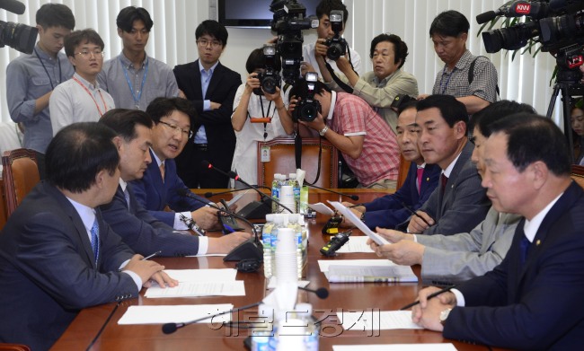 황영철 새누리당 의원이 21일 오전 서울 여의도 국회에서 열린 농어촌 지방여야의원 긴급대책회의에서 발언을 하고 있다. 박해묵 기자/mook@heraldcorp.com