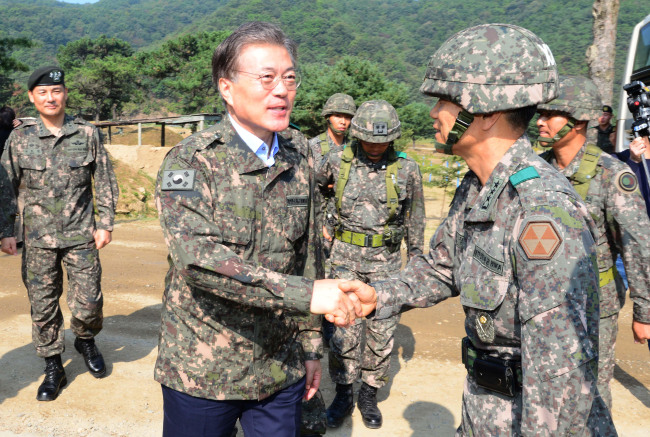 21일 오전 국회 국방위원회 국정감사가 경기도 파주 적성면 적암리 231대대에서 진행된 가운데 문재인 새정치민주연합 대표가 군 관계자들과 인사하고 있다. 문 대표는 이날 오후 당 대변인을 통해 재신임 여론조사와 관련한 입장을 발표할 예정이다.  [국회사진기자단]