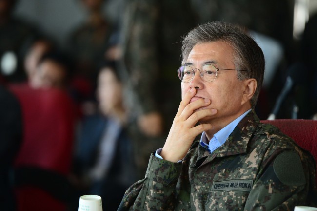 <YONHAP PHOTO-2863> 생각에 잠긴 문재인 대표 (연천 국회사진기자단=연합뉴스) 21일 오후 국회 국방위원회 국정감사가 열린 육군 제28사단에서 새정치민주연합 문재인 대표가 경기도 연천 태풍전망대에서 포격도발 현황 보고를 받으며 생각에 잠겨있다. 2015.9.21 dohh@yna.co.kr/2015-09-21 14:02:15/ <저작권자 ⓒ 1980-2015 ㈜연합뉴스. 무단 전재 재배포 금지.>
Moon Jae-in