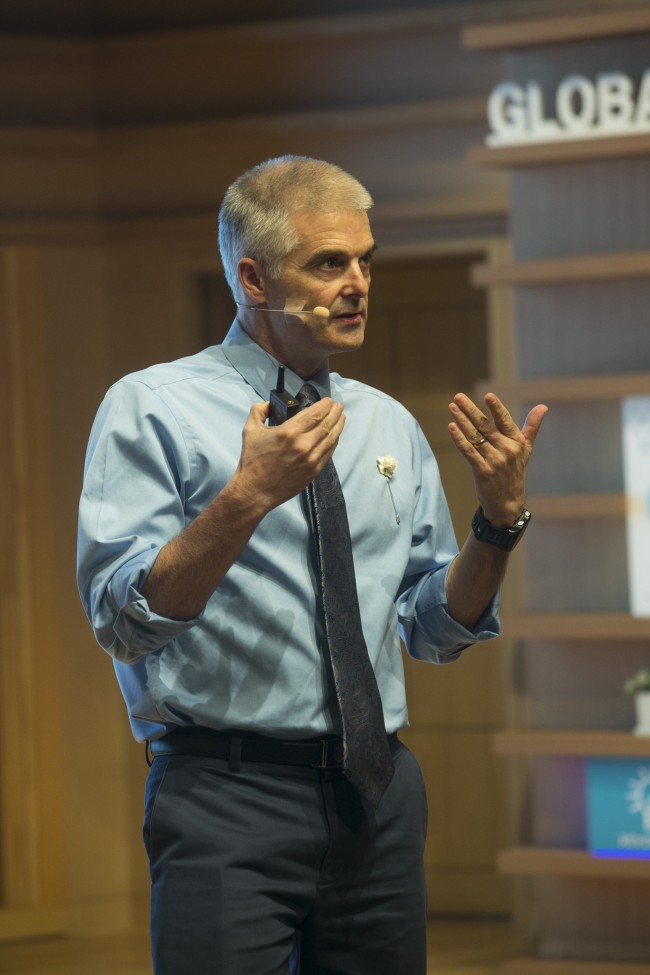 U.S. educator Jon Bergmann speaks Thursday during the Global Education Forum 2015, hosted by Daekyo Culture Foundation at Daekyo Tower in Gwanak-gu, southwestern Seoul.   Global Education Forum 2015