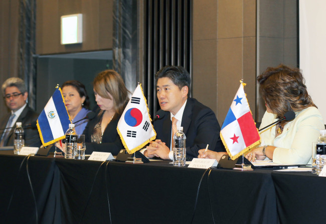 Cheong Seung-il (second from right), Korea’s chief negotiator attends the first round of talks on a free trade pact with six Central American nations in Seoul on Monday. (MOTIE)