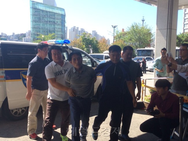 30대 여성을 잔인하게 살해한 ‘트렁크 살인’ 용의자 김일곤(48) 사건을 계기로 경찰의 우범자 관리를 위한 법적 근거 마련이 시급하다는 지적이 나오고 있다. 범행 8일 만인 지난 17일 서울 성동구에서 붙잡힌 김일곤(왼쪽 세 번째)이 성동경찰서로 들어서고 있다. 박혜림 기자/rim@heraldcorp.com