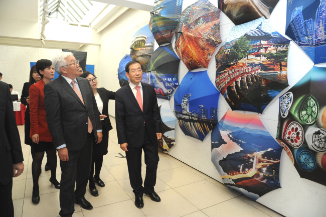 <YONHAP PHOTO-4427> 서울의 날 사진전 참석한 박원순 시장-울란바토르 시장 (서울=연합뉴스) 몽골 울란바토르시를 방문 중인 박원순 서울시장이 21일 몽골 울란바토르 아트갤러리에서 열린 서울의 날 기념 사진전에서 바트울 울란바토르 시장(왼쪽)과 전시물을 관람하고 있다. 2015.9.21 << 서울시 제공 >> photo@yna.co.kr/2015-09-21 22:05:05/ <저작권자 ⓒ 1980-2015 ㈜연합뉴스. 무단 전재 재배포 금지.>
<YONHAP PHOTO-4427> 서울의 날 사진전 참석한 박원순 시장-울란바토르 시장 (서울=연합뉴스) 몽골 울란바토르시를 방문 중인 박원순 서울시장이 21일 몽골 울란바토르 아트갤러리에서 열린 서울의 날 기념 사진전에서 바트울 울란바토르 시장(왼쪽)과 전시물을 관람하고 있다. 2015.9.21 << 서울시 제공 >> photo@yna.co.kr/2015-09-21 22:05:05/ <저작권자 ⓒ 1980-2015 ㈜연합뉴스. 무단 전재 재배포 금지.>
