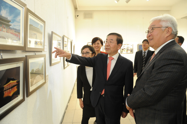 <YONHAP PHOTO-4425> 서울 사진전 관람하는 박원순 시장-울란바토르 시장 (서울=연합뉴스) 몽골 울란바토르시를 방문 중인 박원순 서울시장이 21일 몽골 울란바토르 아트갤러리에서 열린 사진전에서 바트울 울란바토르 시장(오른쪽)에게 한국 고궁의 모습을 설명하고 있다. 2015.9.21 << 서울시 제공 >> photo@yna.co.kr/2015-09-21 22:05:00/ <저작권자 ⓒ 1980-2015 ㈜연합뉴스. 무단 전재 재배포 금지.>
<YONHAP PHOTO-4425> 서울 사진전 관람하는 박원순 시장-울란바토르 시장 (서울=연합뉴스) 몽골 울란바토르시를 방문 중인 박원순 서울시장이 21일 몽골 울란바토르 아트갤러리에서 열린 사진전에서 바트울 울란바토르 시장(오른쪽)에게 한국 고궁의 모습을 설명하고 있다. 2015.9.21 << 서울시 제공 >> photo@yna.co.kr/2015-09-21 22:05:00/ <저작권자 ⓒ 1980-2015 ㈜연합뉴스. 무단 전재 재배포 금지.>