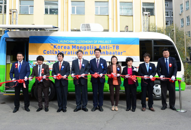 <YONHAP PHOTO-4350> 결핵협회, 몽골 울란바토르 결핵퇴치 사업 (서울=연합뉴스) 대한결핵협회는 21일 현대차 정몽구 재단, 주식회사 씨젠, 재단법인 씨젠의료재단과 함께 결핵에 취약한 몽골의 대학생 및 빈곤가구의 결핵예방을 위해 '한국-몽골간 상호협력을 통한 울란바토르 지역 결핵퇴치사업'의 시작을 알리는 발대식을 몽골 국립과학기술대학교에서 개최했다고 밝혔다. 2015.9.21 << 대한결핵협회 제공 >> photo@yna.co.kr/2015-09-21 21:27:20/ <저작권자 ⓒ 1980-2015 ㈜연합뉴스. 무단 전재 재배포 금지.>