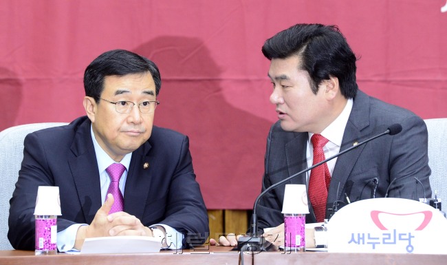 원유철 새누리당 원내대표가 22일 오전 서울 여의도 국회에서 열린 국감대책회의에서 김정훈 정책위의장과 이야기를 나누고 있다. 박해묵 기자/mook@heraldcorp.com