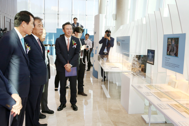 <YONHAP PHOTO-4129> 예탁결제원 증권박물관, '만파식적…' 전시 (서울=연합뉴스) 한국예탁결제원 증권박물관 주최로 21일 부산 문현금융단지 부산은행 본점에서 열린 '만파식적(萬波息笛), 거친 파도를 다스리는 힘' 전시에서 참석자들이 전시장을 둘러보고 있다. 오른쪽부터 한국예탁결제원 유재훈 사장, 주부산 일본 총영사관 마츠이 사다오 총영사, 부산상공회의소 조성제 회장, BNK금융그룹 성세환 회장. 2015.9.21 << 한국예탁결제원 제공 >> photo@yna.co.kr/2015-09-21 19:19:25/ <저작권자 ⓒ 1980-2015 ㈜연합뉴스. 무단 전재 재배포 금지.>
