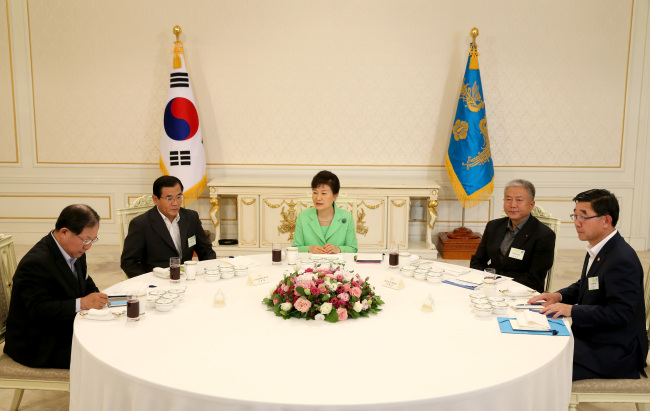 <YONHAP PHOTO-1469> 박 대통령 노사정 대표와 오찬간담회 (서울=연합뉴스) 백승렬 기자 = 박근혜 대통령이 22일 청와대에서 열린 노사정위원회 대표 오찬간담회에서 인사말을 하고 있다. 2015.9.22 srbaek@yna.co.kr/2015-09-22 13:00:29/ <저작권자 ⓒ 1980-2015 ㈜연합뉴스. 무단 전재 재배포 금지.>
President Park Geun-hye and representatives of the tripartite panel on labor reform attend a luncheon at Cheong Wa Dae.   Ahn Hoon/The Korea Herald