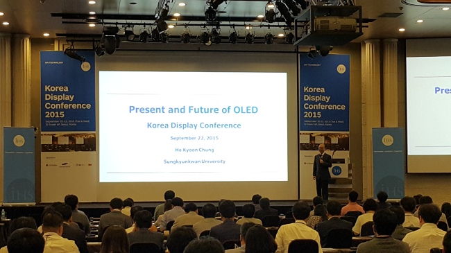 Chung Ho-kyung, a former executive vice president of Samsung SDI’s AMOLED development team, speaks at IHS’s display conference on Tuesday in Seoul. (Kim Young-won/The Korea Herald)