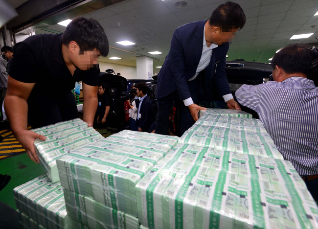Employees at the Bank of Korea move new banknotes Tuesday to release them ahead of the nation's largest holiday, Chuseok. (Ahn Hoon/The Korea Herald)