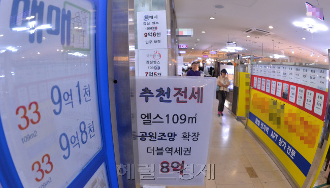 아파트 전세가율이 치솟으면서 ‘전세, 매매 역전시대’라는 말이 나오고 있다. 특히 수도권 일부 지역에선전셋집을 찾는 20~40대 수요자들이 몰리면서 전셋값은 치솟고 있다. 사진은 한눈에 알 수 있는 서울 강남 일부 지역의 부동산 매물 현황들. 사진=이상섭 기자/babtong@heraldcorp.com