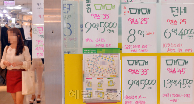 아파트 전세가율이 치솟으면서 ‘전세, 매매 역전시대’라는 말이 나오고 있다. 특히 수도권 일부 지역에선전셋집을 찾는 20~40대 수요자들이 몰리면서 전셋값은 치솟고 있다. 사진은 한눈에 알 수 있는 서울 강남 일부 지역의 부동산 매물 현황들. 사진=이상섭 기자/babtong@heraldcorp.com