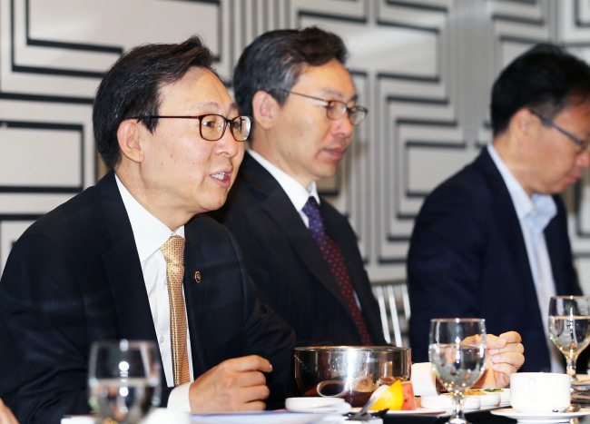 문재도(왼쪽 첫번째) 산업통상자원부 2차관이  23일 오전 서울 강남구 삼성동 라마다호텔에서 ‘기후변화 협약의 주요 이슈와 우리의 대응 방안 및 기후변화가 우리 산업에 미치는 영향과 대응 방안’이라는 주제로 열린 제27차 선진통상포럼 조찬 간담회에 참석해 인사말을 하고 있다.  [사진제공=산업통상자원부]