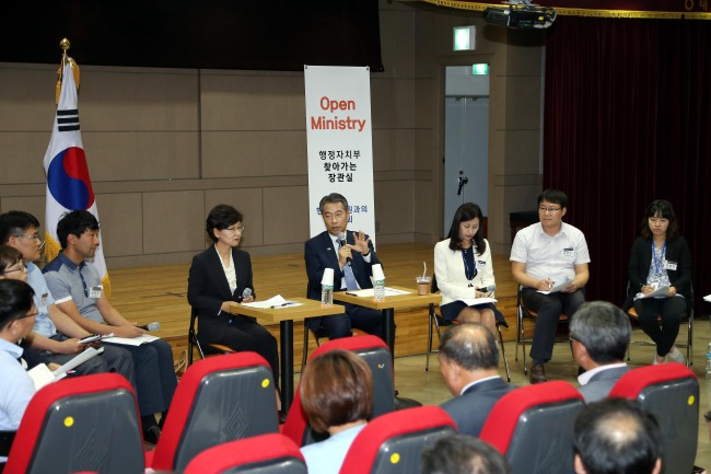 정종섭 장관, 현장공무원들과의 '열린 장관실' 대화 (서울=연합뉴스) 정종섭 행정자치부 장관이 22일 오후 경기도 화성시청 동부출장소에서 화성시 현장 공무원들의 사기진작 등에 대해 '열린 장관실'을 운영, 대화의 시간 및 자유토론을 하고 있다. 2015.9.22 << 행정자치부 제공 >> photo@yna.co.kr (끝)
정종섭 장관, 현장공무원들과의 '열린 장관실' 대화 (서울=연합뉴스) 정종섭 행정자치부 장관이 22일 오후 경기도 화성시청 동부출장소에서 화성시 현장 공무원들의 사기진작 등에 대해 '열린 장관실'을 운영, 대화의 시간 및 자유토론을 하고 있다. 2015.9.22 << 행정자치부 제공 >> photo@yna.co.kr (끝)