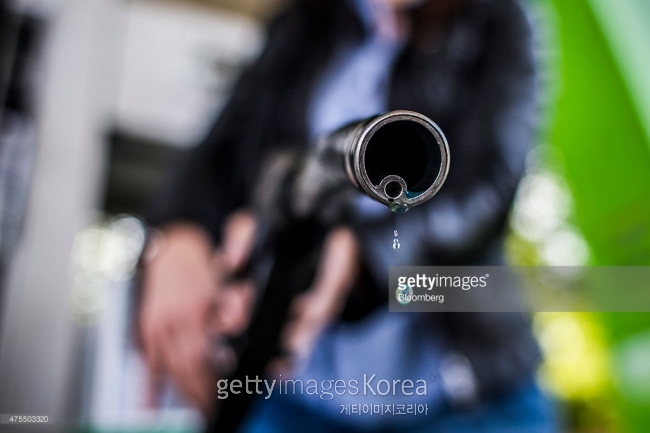 국제유가가 지난 6월 대비 30%이상 떨어졌는데 국내 휘발유값은 5% 떨어져 소비자들의 박탈감이 크다. 이처럼 국내 휘발유값이 떨어지지 않는 이유는 휘발유 1ℓ당 원유관세, 수입부과금, 교통에너지환경세, 교육세, 주행세, 부가세 등 6가지 세금이 900원 넘게 붙어 있기 때문이다. [사진 = 게티이미지]