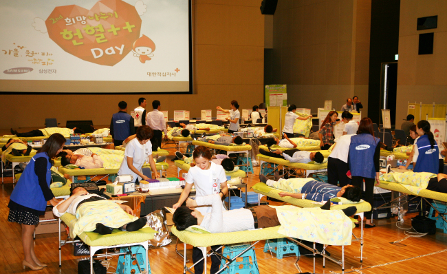 <YONHAP PHOTO-2093> 헌혈하는 삼성디지털시티 임직원들 (수원=연합뉴스) 22일 경기도 수원시 영통구 원천동 삼성디지털시티 회의실에서 임직원들을 대상으로 한 '희망나누기 헌혈++ Day' 헌혈 캠페인을 열리고 있다. 회의실과 헌혈차 17대에서 진행된 캠페인에는 임직원 1천여명이 동참했다. 2015.9.22 <<삼성디지털시티 제공>> zorba@yna.co.kr/2015-09-22 15:47:36/ <저작권자 ⓒ 1980-2015 ㈜연합뉴스. 무단 전재 재배포 금지.>