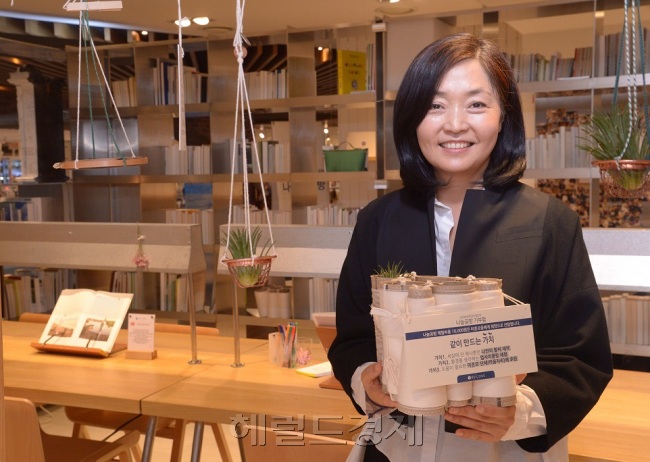 한경애 상무가 명동성당에 위치한 ‘래코드 나눔의 공간’에서 포즈를 취했다. 이 곳에서는 주말마다 나눔클래스가 열린다. 공방 참가비 1만원을 내면 전문가와 함께 다양한 업사이클링 소품을 만들어 볼 수 있다. 참가비는 모두 미혼모 단체에 후원된다. [사진=정희조 기자/checho@heraldcorp.com]