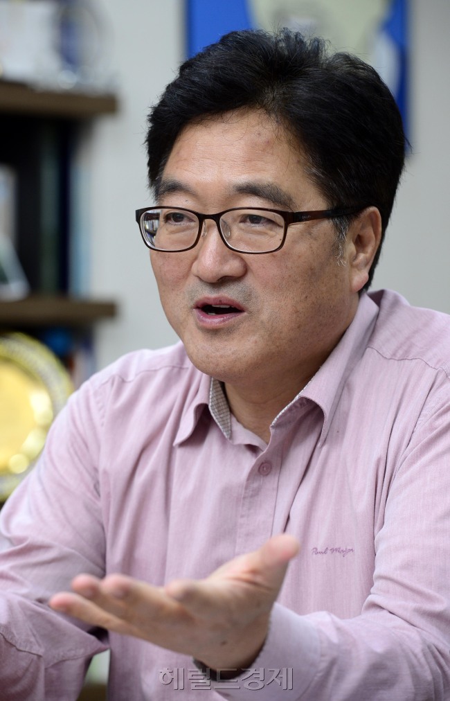 우원식 새정치민주연합 의원이 22일 오후 서울 여의도 국회 의원회관에서 본지와 인터뷰를 진행하고 있다. 박해묵 기자/mook@heraldcorp.com