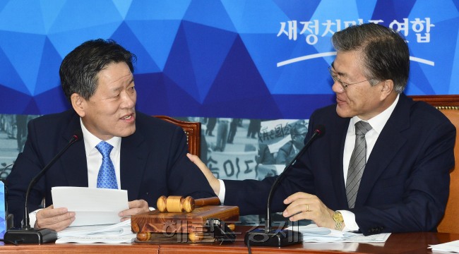 문재인 새정치민주연합 대표가 23일 오전 서울 여의도 국회에서 열린 최고위원회의에서 주승용, 전병헌 최고위원과 밝은 표정으로 이야기를 나누고 있다. 박해묵 기자/mook@heraldcorp.com