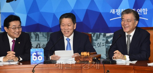 문재인 새정치민주연합 대표가 23일 오전 서울 여의도 국회에서 열린 최고위원회의에서 주승용, 전병헌 최고위원과 밝은 표정으로 이야기를 나누고 있다. 박해묵 기자/mook@heraldcorp.com