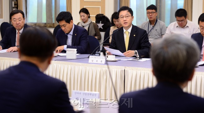 사진설명 : 강석훈 새누리당 경제상황점검 TF 단장이 23일 국회에서 열린 제3차 회의에서 모두발언을 하고 있다. 박해묵 기자/mook@heraldcorp.com