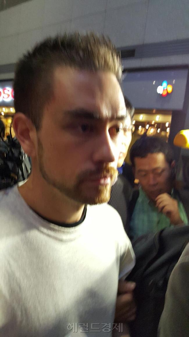 미국으로 도주한지 16년만인 23일 인천공항으로 송환되는 패터슨의 모습 <헤럴드경제>