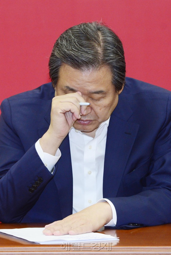 김무성 새누리당 대표가 23일 오전 서울 여의도 국회에서 열린 최고중진연석회의에서 굳은 표정을 짓고 있다. 박해묵 기자/mook@heraldcorp.com