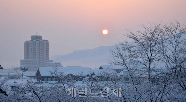 북한 금강산 외금강호텔에서 바라본 금강산 이산가족 면회소. [사진=박해묵 기자/mook@heraldcorp.com]