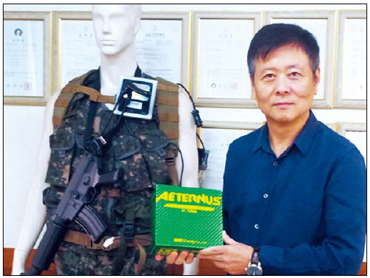류병훈 EMW 대표가 서울 가산동 서울디지털산업단지 내 본사 전시실에서 공기아연전지 1차전지 제품‘ 에이터너스’를 소개하고 있다.